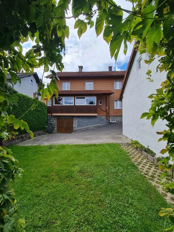 Immobilie in Viechtach - Zuhause ist ein Gefühl !
Familien(t)raum in Viechtach! 
Bezahlbares Haus mit Garage, Garten, uvm. - Bild 3