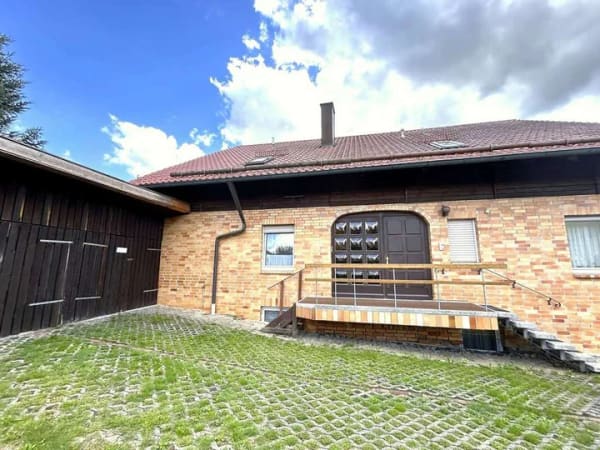 Immobilie in Floß - Wohnen und vermieten in ruhiger Lage - großzügiges Wohnhaus mit zwei separaten Wohnungen + 2 Garagen - Bild 1