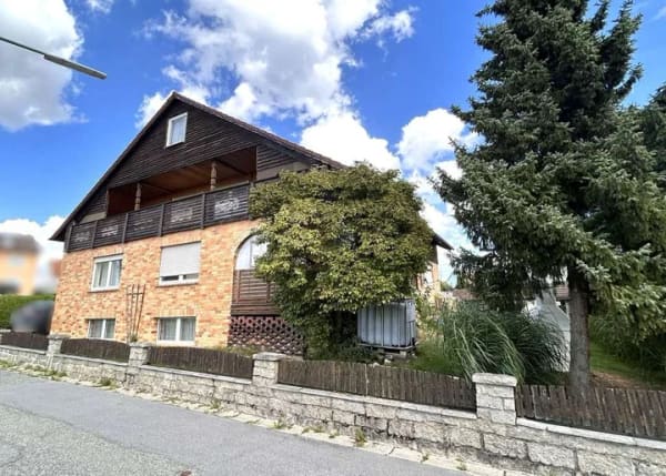 Immobilie in Floß - Wohnen und vermieten in ruhiger Lage - großzügiges Wohnhaus mit zwei separaten Wohnungen + 2 Garagen - Bild 2