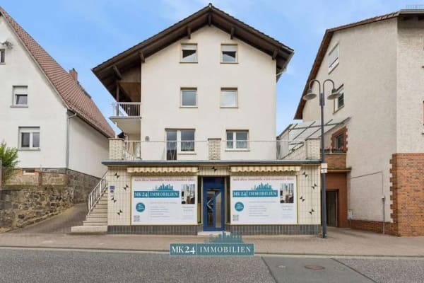 Immobilie in Staufenberg - Vielfalt unter einem Dach – Gepflegtes Dreifamilienhaus mit Gewerbeeinheit, Garten & Doppelgarage - Bild 0