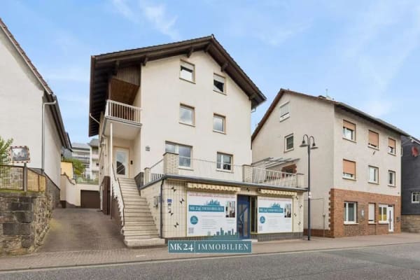 Immobilie in Staufenberg - Vielfalt unter einem Dach – Gepflegtes Dreifamilienhaus mit Gewerbeeinheit, Garten & Doppelgarage - Bild 1