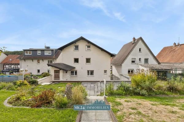 Immobilie in Staufenberg - Vielfalt unter einem Dach – Gepflegtes Dreifamilienhaus mit Gewerbeeinheit, Garten & Doppelgarage - Bild 2