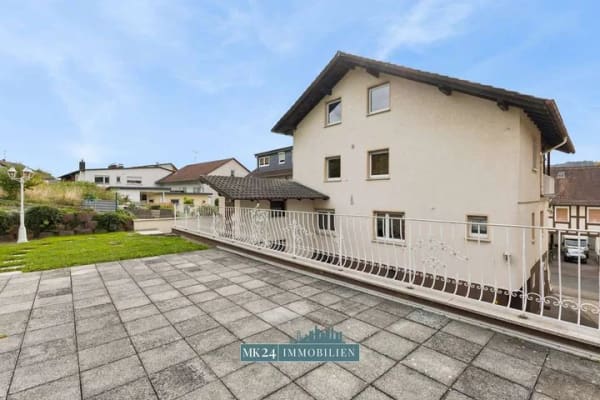 Immobilie in Staufenberg - Vielfalt unter einem Dach – Gepflegtes Dreifamilienhaus mit Gewerbeeinheit, Garten & Doppelgarage - Bild 3