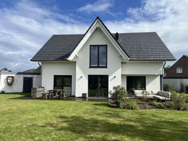 Immobilie in Soderstorf - Exklusives Wohnen mit Weitblick – neuwertiges Designhaus in Feldrandlage - Bild 1