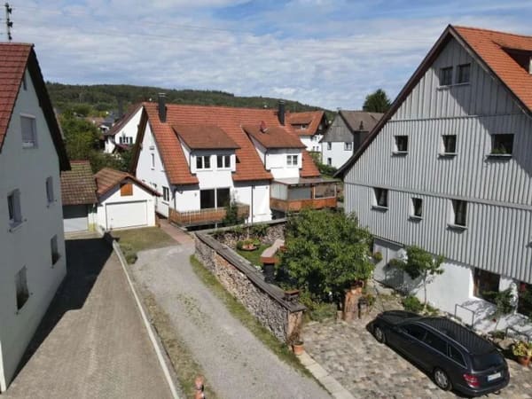 Immobilie in Öhningen - Einfamilienhaus (Doppelhaushälfte) mit Einliegerwohnung und Garage - Öhningen / Höri - Bild 1