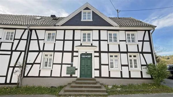 Immobilie in Reichshof - Reichshof-Oberagger: komplett saniertes Fachwerkhaus mit 4 vermieteten Wohnungen   - Bild 0