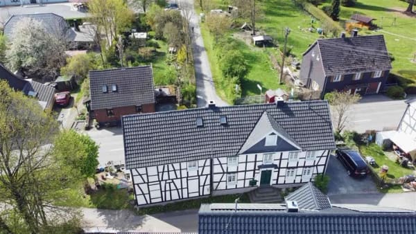 Immobilie in Reichshof - Reichshof-Oberagger: komplett saniertes Fachwerkhaus mit 4 vermieteten Wohnungen   - Bild 1