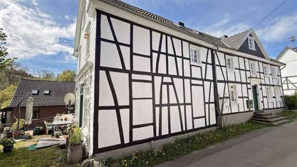 Immobilie in Reichshof - Reichshof-Oberagger: komplett saniertes Fachwerkhaus mit 4 vermieteten Wohnungen   - Bild 3