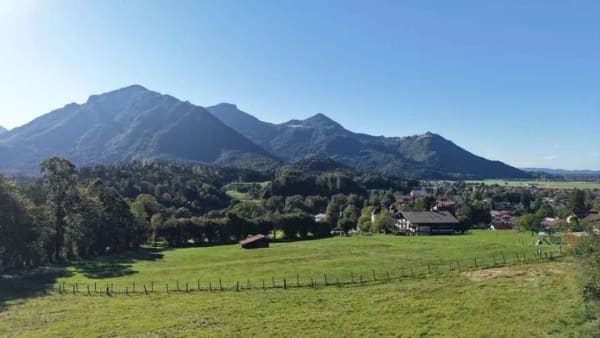 Immobilie in Marquartstein - Landhaus in traumhafter uvbb. Panoramalage auf leichter Anhöhe in Marquartstein - Renovierungsbed. - Bild 1