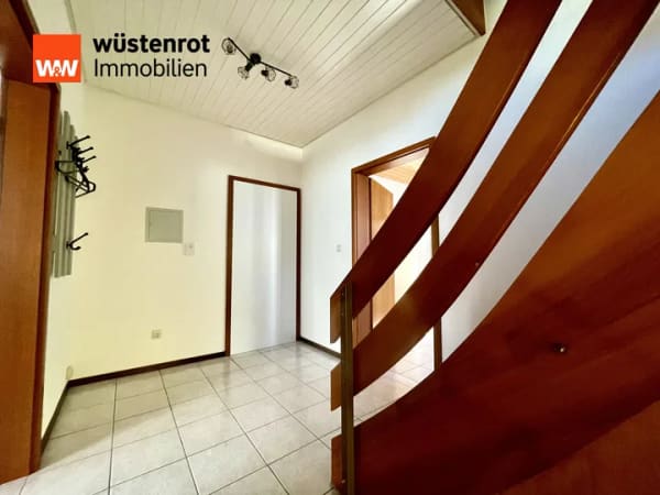 Immobilie in Ötigheim - ZWEIFAMILIENHAUS MIT FLEXIBLER NUTZUNG: 2 Etagen mit 6 Zimmer, KFZ-Stellplätze, sehr ruhige Lage* - Bild 2