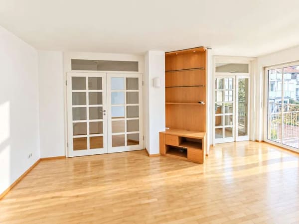 Immobilie in Aschheim - Bezugsfreie helle 3-Zimmer-Wohnung mit Balkon, Hobbyraum und zwei Stellplätzen - Bild 2