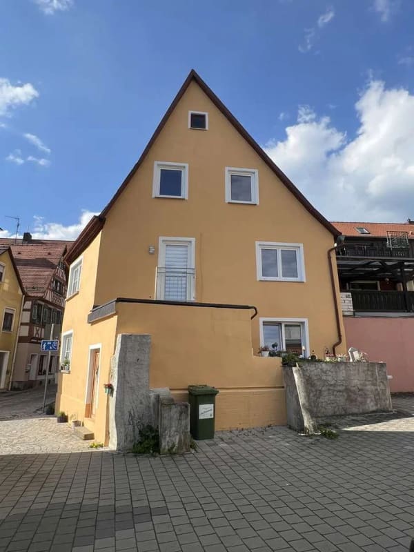 Immobilie in Feuchtwangen - Attraktives Mehrfamilienhaus mit Erweiterungsoption in Feuchtwangen  - Provisionsfrei ! - Bild 0