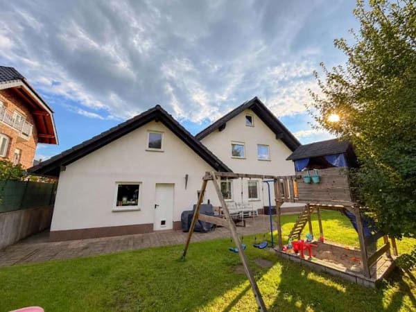 Immobilie in Hamm (Sieg) - Familienfreundliches Einfamilienhaus mit PV-Anlage und moderner Ausstattung - Bild 1