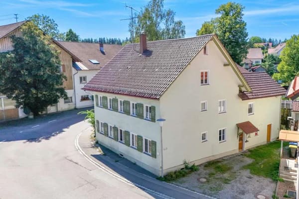 Immobilie in Argenbühl - Einfamilienhaus mit zwei Wohnungen und rund 184 m² Wohnfläche – ideal für Handwerker und kreati - Bild 2