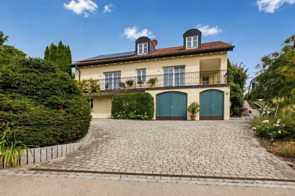 Immobilie in Gablingen - Ein Haus mit Charakter – besonderer Architektur, Weitblick und viel Raum - Bild 1