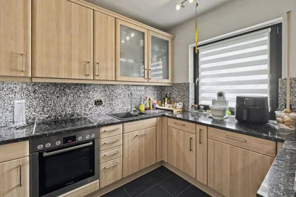 Immobilie in Adelsdorf - Modernisiertes Familienhaus mit Einliegerwohnung, Südgarten & PV-Anlage - Bild 1