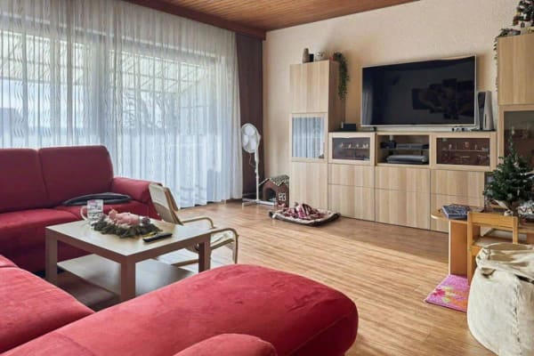 Immobilie in Adelsdorf - Modernisiertes Familienhaus mit Einliegerwohnung, Südgarten & PV-Anlage - Bild 3