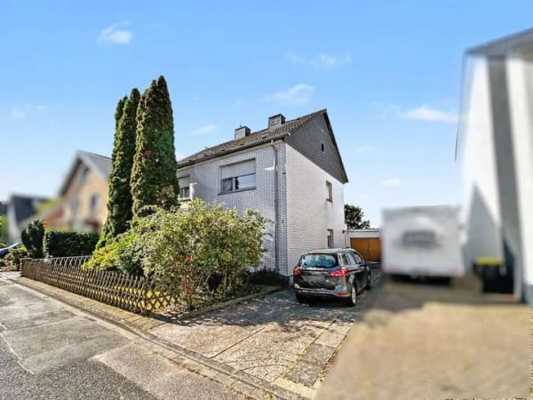 Immobilie in Erftstadt - Freistehendes Einfamilienhaus auf großem Grundstück mit unverbautem Blick in Erftstadt - Bild 0