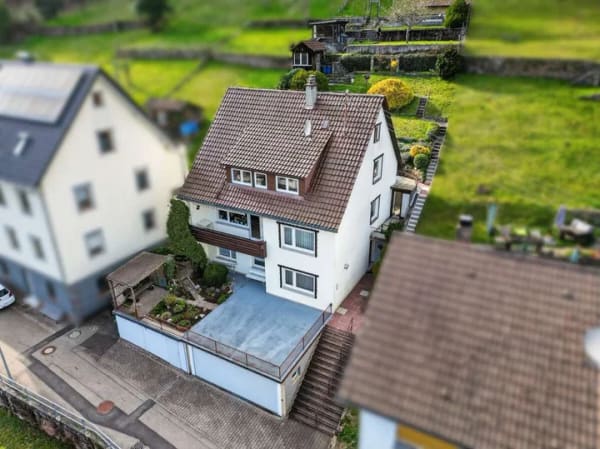 Immobilie in Höfen an der Enz - Für die Familie: Großzügiges Haus mit großem Garten und Doppel-Garage - Bild 0