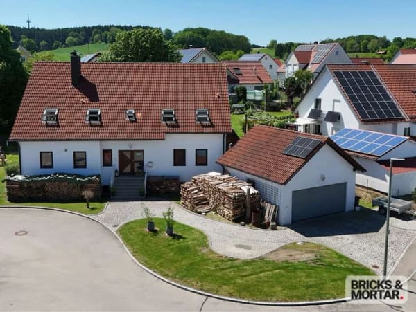 Immobilie in Ursberg - Zwei Wohnungen, ein Zuhause: Zweifamilienhaus mit Garten und Doppelgarage - Oberrohr - Bild 1