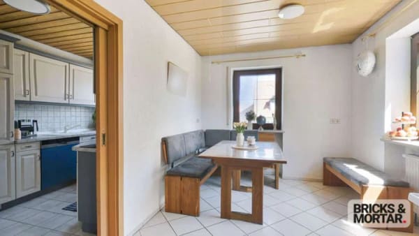 Immobilie in Ursberg - Zwei Wohnungen, ein Zuhause: Zweifamilienhaus mit Garten und Doppelgarage - Oberrohr - Bild 2