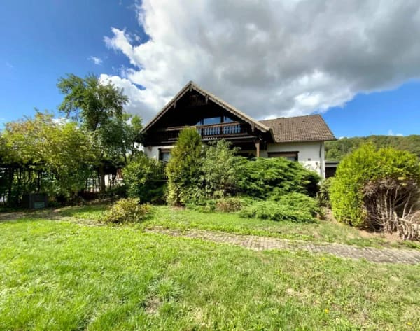 Immobilie in Schönecken - Geräumiges Einfamilienhaus mit Garage / Nebengebäude und Grundstück in Zentraler Lage von Schönecken. - Bild 0