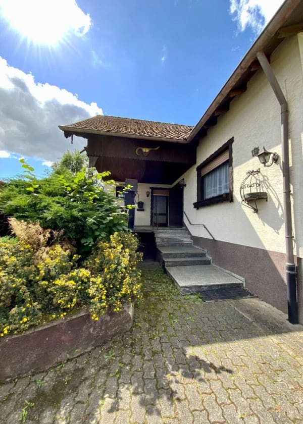 Immobilie in Schönecken - Geräumiges Einfamilienhaus mit Garage / Nebengebäude und Grundstück in Zentraler Lage von Schönecken. - Bild 1