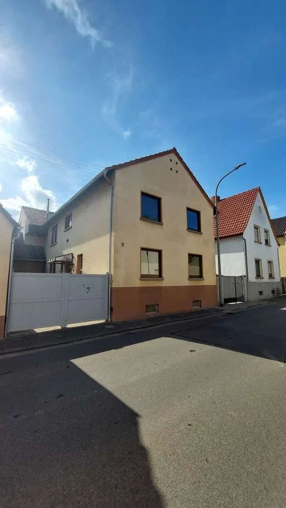 Immobilie in Böhl-Iggelheim - Viel Platz für Ihre Ideen in Böhl-Iggelheim : großes Haus mit Werkstatt, Nebengebäuden und Garten - Bild 0