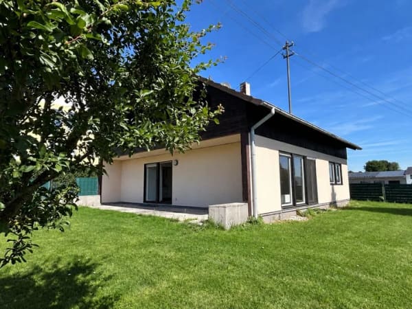 Immobilie in Dasing - Vielseitiges Ein-/Zweifamilienhaus mit Garten, Balkon und zwei Garagen - Bild 1
