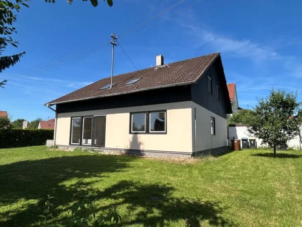 Immobilie in Dasing - Vielseitiges Ein-/Zweifamilienhaus mit Garten, Balkon und zwei Garagen - Bild 2