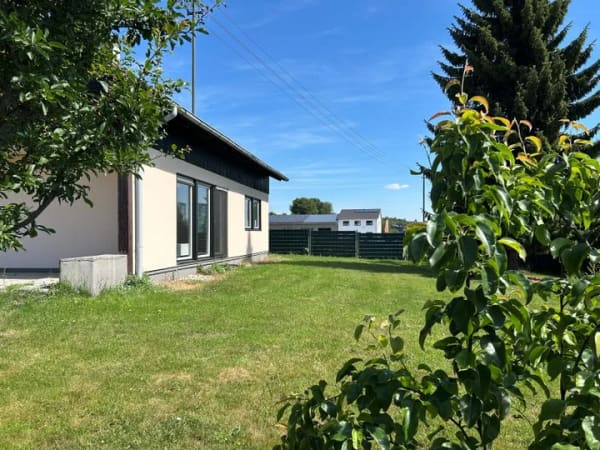 Immobilie in Dasing - Vielseitiges Ein-/Zweifamilienhaus mit Garten, Balkon und zwei Garagen - Bild 3