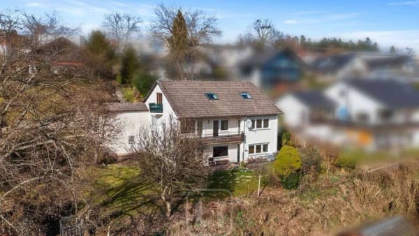Immobilie in Altensteig - Zweifamilienwohnhaus voller Charme | Traumhafte Aussicht | Grüner Garten | Pure Lebensfreude - Bild 2