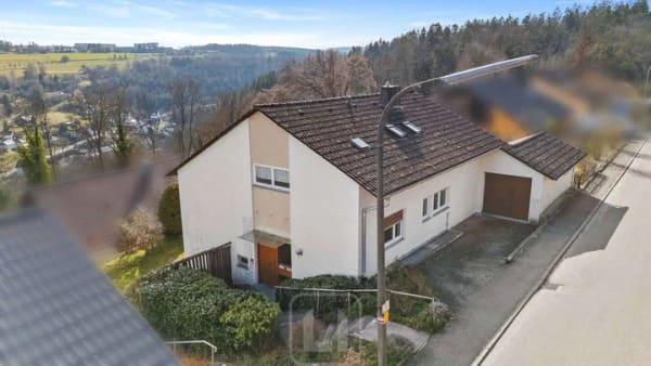 Immobilie in Altensteig - Zweifamilienwohnhaus voller Charme | Traumhafte Aussicht | Grüner Garten | Pure Lebensfreude - Bild 3