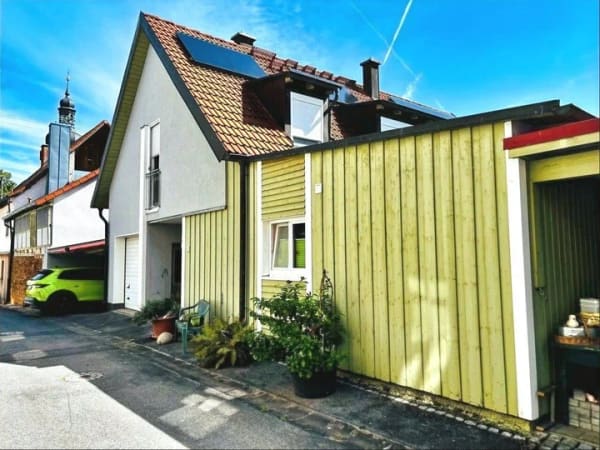 Immobilie in Hofheim in Unterfranken - *TOP-ZUSTAND* Modernes, sehr gemütliches Haus mit Wi-Garten, Einbauküche, Kachelofen, PV/Speicher, Garage, 2 Carports uvm. - Bild 0