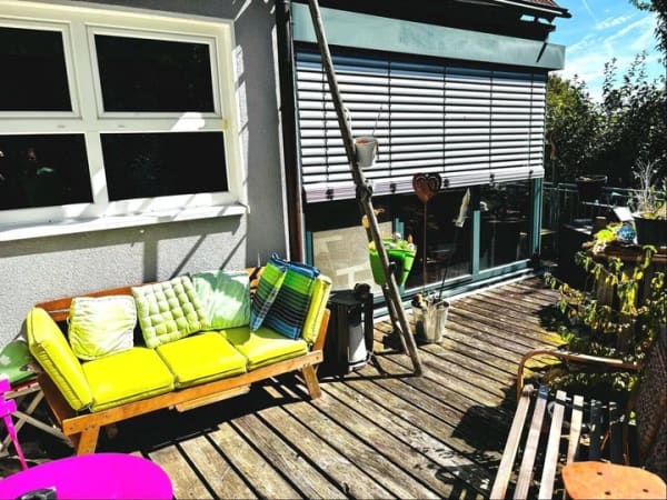 Immobilie in Hofheim in Unterfranken - *TOP-ZUSTAND* Modernes, sehr gemütliches Haus mit Wi-Garten, Einbauküche, Kachelofen, PV/Speicher, Garage, 2 Carports uvm. - Bild 2