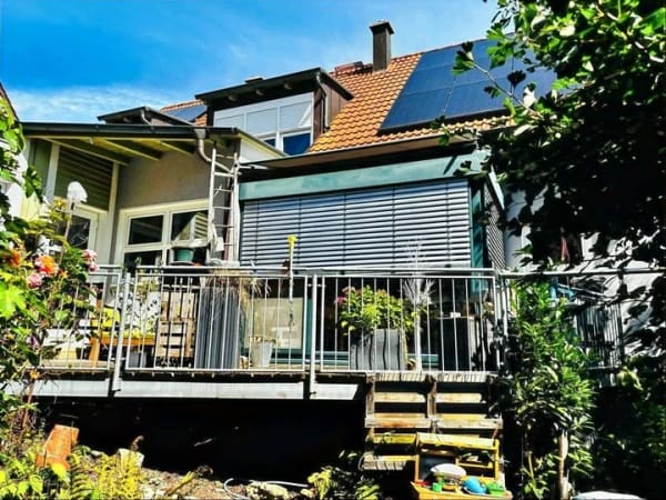 Immobilie in Hofheim in Unterfranken - *TOP-ZUSTAND* Modernes, sehr gemütliches Haus mit Wi-Garten, Einbauküche, Kachelofen, PV/Speicher, Garage, 2 Carports uvm. - Bild 3