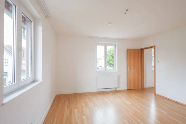 Immobilie in Dettingen an der Erms - Zentrale Lage, helles Ambiente, großzügiger Grundriss: Attraktive 3-Zimmer Wohnung mit Balkon und Garage - Bild 0