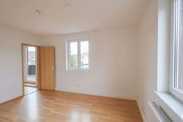 Immobilie in Dettingen an der Erms - Zentrale Lage, helles Ambiente, großzügiger Grundriss: Attraktive 3-Zimmer Wohnung mit Balkon und Garage - Bild 1