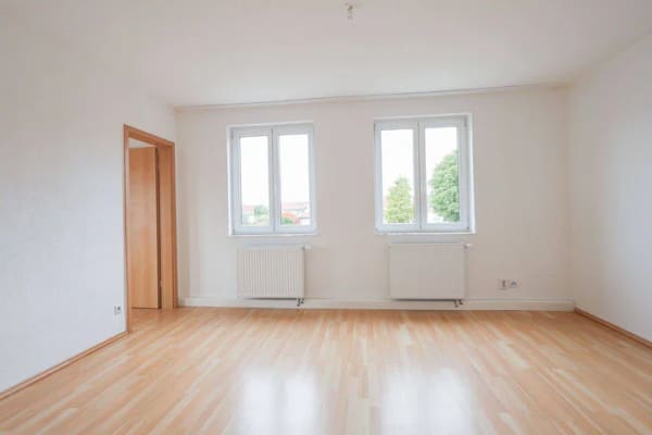 Immobilie in Dettingen an der Erms - Zentrale Lage, helles Ambiente, großzügiger Grundriss: Attraktive 3-Zimmer Wohnung mit Balkon und Garage - Bild 2