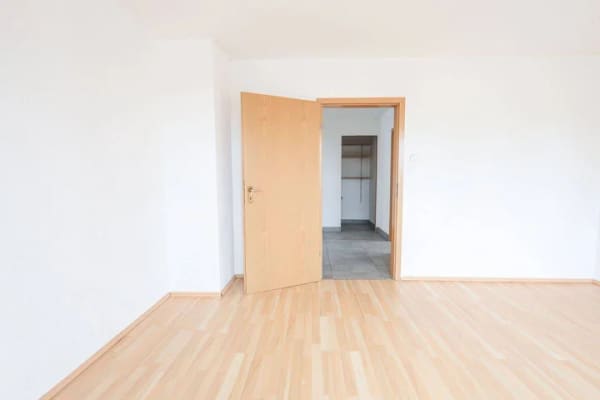 Immobilie in Dettingen an der Erms - Zentrale Lage, helles Ambiente, großzügiger Grundriss: Attraktive 3-Zimmer Wohnung mit Balkon und Garage - Bild 3