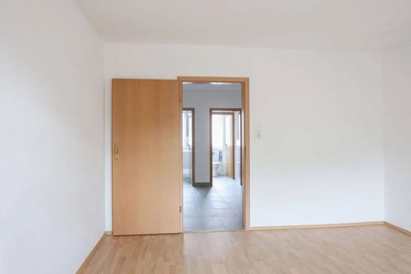 Immobilie in Dettingen an der Erms - Zentrale Lage, helles Ambiente, großzügiger Grundriss: Attraktive 3-Zimmer Wohnung mit Balkon und Garage - Bild 4