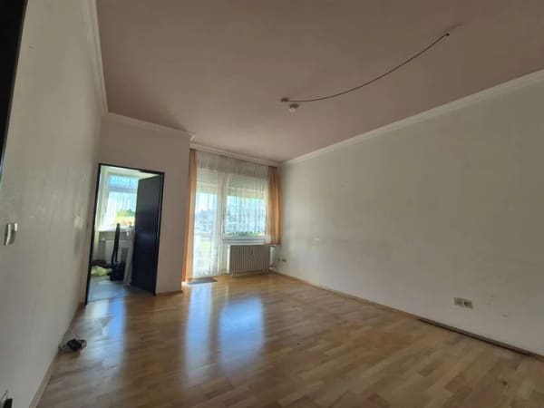 Immobilie in Geretsried - ***frei*** Gut geschnittene 2-Zimmerwohnung: Selbst renovieren, eigene Ideen umsetzen - Bild 1