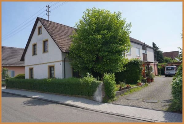 Immobilie in Neuried - Zwei Häuser - zahlreiche Möglichkeiten: Großzügiges Anwesen mit herrlichem Garten und Garagen - Bild 0