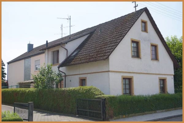 Immobilie in Neuried - Zwei Häuser - zahlreiche Möglichkeiten: Großzügiges Anwesen mit herrlichem Garten und Garagen - Bild 1