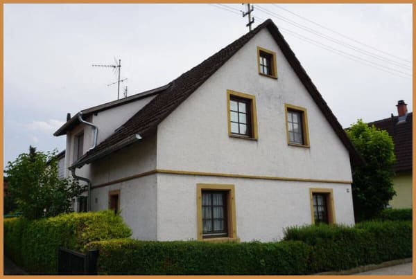 Immobilie in Neuried - Zwei Häuser - zahlreiche Möglichkeiten: Großzügiges Anwesen mit herrlichem Garten und Garagen - Bild 2