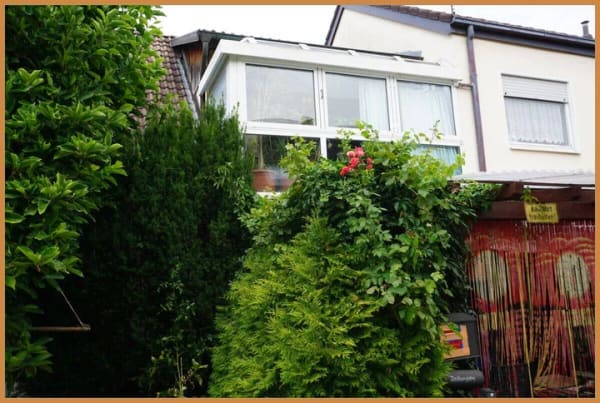 Immobilie in Neuried - Zwei Häuser - zahlreiche Möglichkeiten: Großzügiges Anwesen mit herrlichem Garten und Garagen - Bild 3