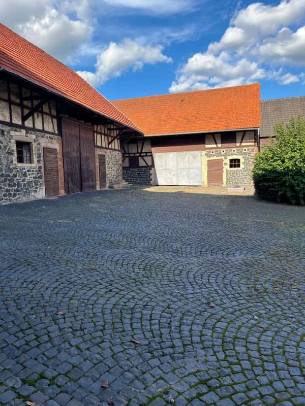 Immobilie in Büdingen - Viel Raum zum Leben – freistehendes Fachwerkhaus mit großem Grundstück! - Bild 2