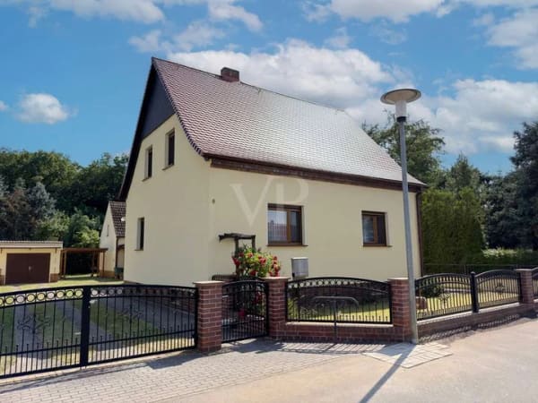Immobilie in Tettau - Viel Platz für Familie, Garten und Zukunft – Einfamilienhaus mit Potenzial in ruhiger Anliegerstraße - Bild 0
