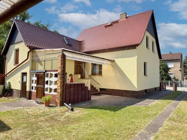 Immobilie in Tettau - Viel Platz für Familie, Garten und Zukunft – Einfamilienhaus mit Potenzial in ruhiger Anliegerstraße - Bild 1