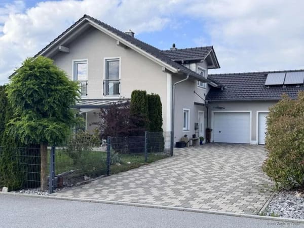 Immobilie in Hofkirchen - Ankommen und wohlfühlen - Einfamilienhaus mit Doppelgarage in ruhiger Lage von Hofkirchen - Bild 0